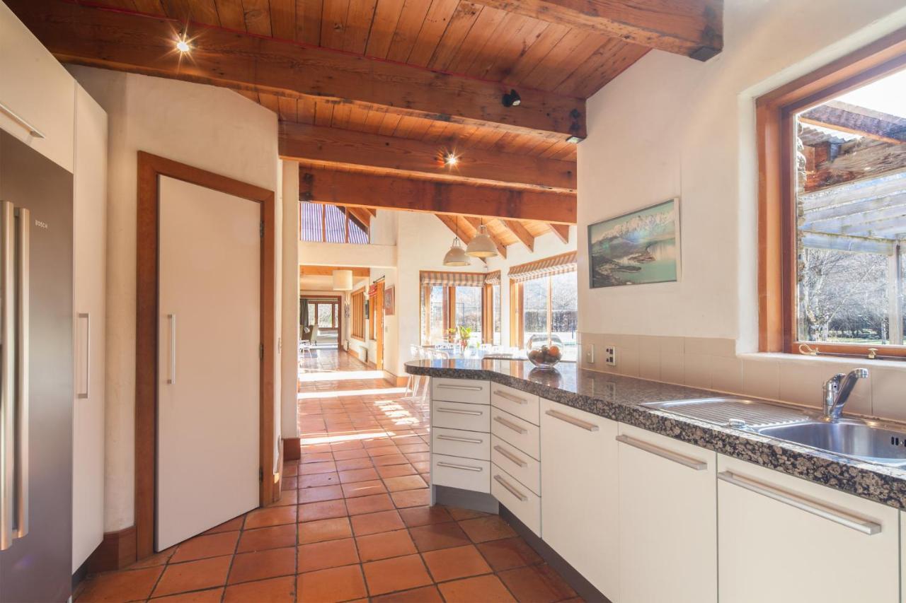 Wharenui Holiday Home By Majordomo أروتاون الغرفة الصورة